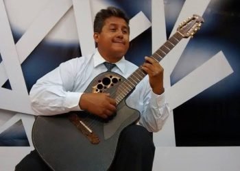 | LITORALES | Vamos a seguir tocando la guitarra por muchos siglos