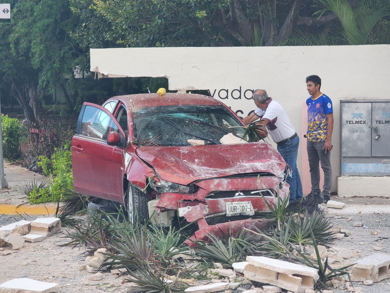 Conductor pierde el control y se estrella contra barda en Jardines del ...