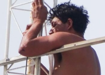 Denuncia formal contra presunto ladrón que subió a torre de la CFE