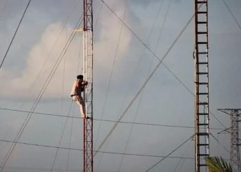 Sujeto sube a torre satelital y amaga con arrojarse al vacío en Chetumal
