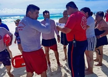 Salvan a 3 jóvenes turistas de ahogarse en ZH de Cancún