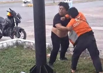 Riña entre repartidores de Uber y Didi Food afuera de pizzería