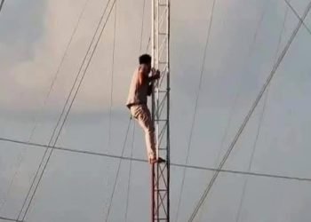 ESTA DESHIDRATADO: Baja hombre que subió a torre de la CFE