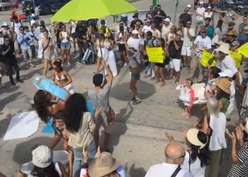 Se manifiestan en Tulum para exigir el acceso gratuito a la playa