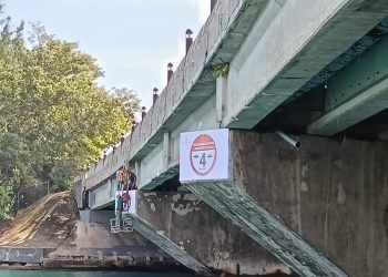 Instalan señalética en puente Calinda para que embarcaciones reduzcan su velocidad