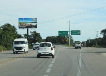 CONTAMINACIÓN VISUAL: Se multiplican espectaculares en la vía Cancún-Tulum