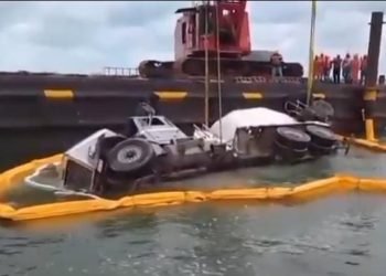 Detectan residuos de hidrocarburo tras caída de camión a laguna Nichupté