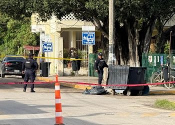 Hallan cuerpo embolsado a un costado del parque Rotario