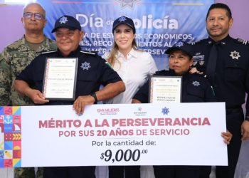 Entregan reconocimientos a policías de Isla Mujeres por años de servicio
