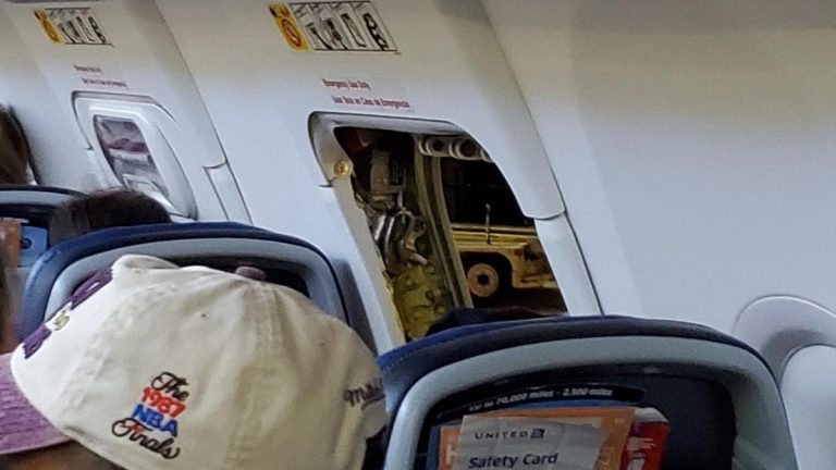 AVION PUERTA