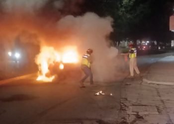 HUYE EL CONDUCTOR: Arde vehículo en fraccionamiento Las Palmas 2 en PDC