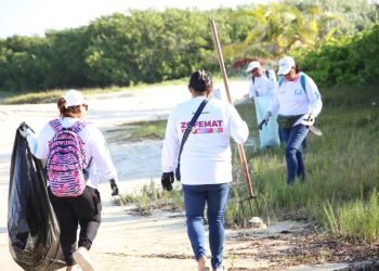 Realizan brigada de limpieza en playa de Isla Blanca