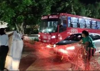 Bloquean Madres Buscadoras la avenida Tulum; exigen reinstalación de lona en Palacio Municipal (VIDEO)
