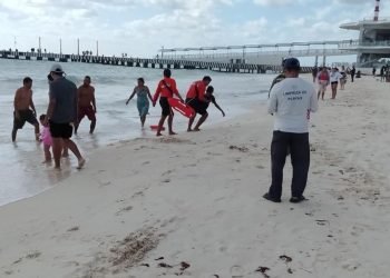 PLAYA DEL CARMEN: Guardavidas de la Marina salvan a niño de morir ahogado