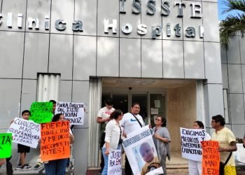Denuncian presunta negligencia médica por muerte de niño en clínica del ISSSTE