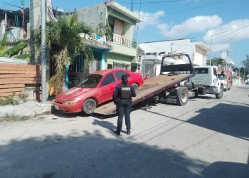 Retiran vehículos abandonados en calles y avenidas de Playa del Carmen