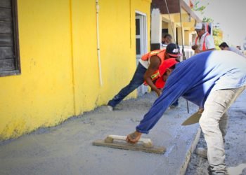 ISLA MUJERES: Pavimentan y rehabilitan guarniciones y banquetas