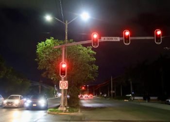 Colocan láminas de nomenclatura para mejorar imagen urbana en Cancún