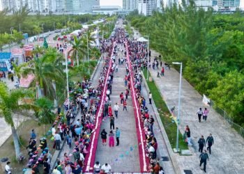 EN MALECÓN TAJAMAR: Disfrutan cientos de familias de mega rosca de reyes