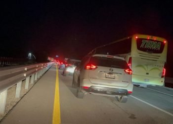 NUEVA FALLA EN CASETA: Caos vial en autopista Cancún-El Tintal (VIDEO)