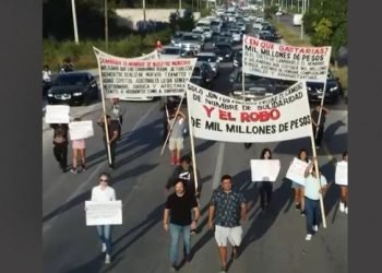 CAMBIO DE NOMBRE: Protestan pobladores en Puerto Aventuras (VIDEO)