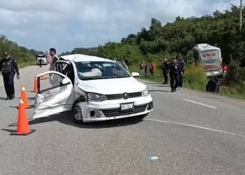 Autobús se impacta contra 2 vehículos; hay 3 personas lesionadas