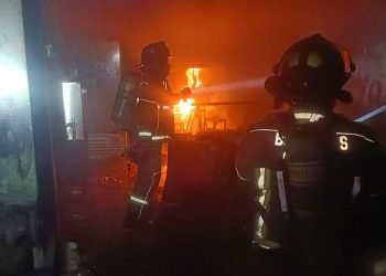 Se incendia fábrica de muebles de acero en la Sm. 63