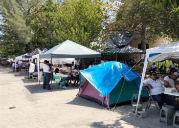 CAMBIAN AULAS POR CAMPAMENTOS: Maestros mantienen plantón permanente en terrenos de la SEQ