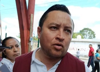 Mantienen operativos para retirar a vendedores y “cruceristas” en zonas prohibidas