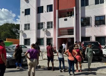 CRUELDAD ANIMAL: Arrojan a perro del cuarto piso de un edificio en Cancún (VIDEO)