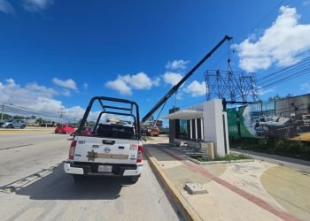 Retiran otro peligroso anuncio espectacular del bulevar Colosio de Cancún