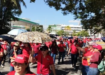MEGA MARCHA DE MAESTROS: Cierran un carril de la Zona Hotelera de Cancún