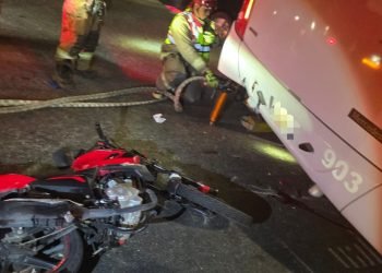 Motociclista muere tras chocar contra un autobús de personal en el puente Calinda