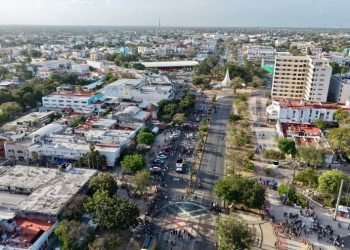 55 ANIVERSARIO: Participan más de mil 500 personas en Desfile de los Cancunenses