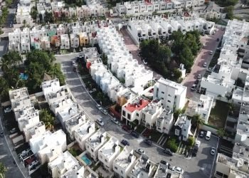 CANCÚN 55 AÑOS: Asentamientos precarios, residenciales amurallados, movilidad estrangulada… (VIDEO)