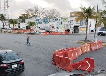 CAOS VIAL: Solitaria manifestante bloquea la avenida Xcaret