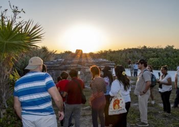 Familias cozumeleñas observaron la alineación del sol en el vestigio arqueológico “El Caracol”