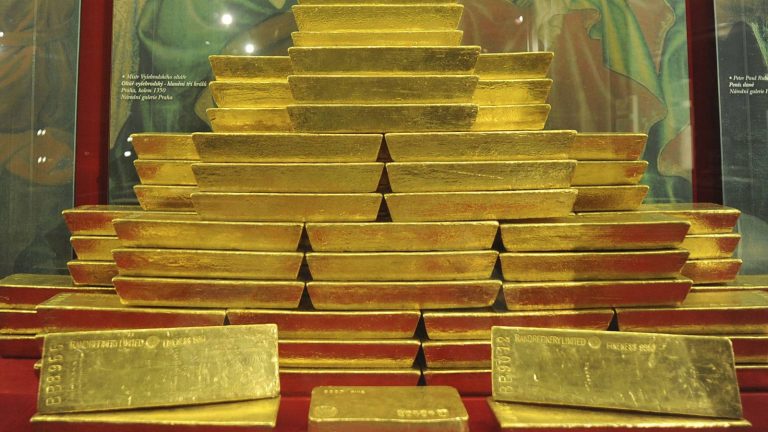 Oro alcanza récord histórico