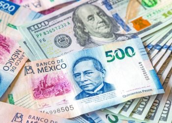 Peso mexicano cae frente al dólar
