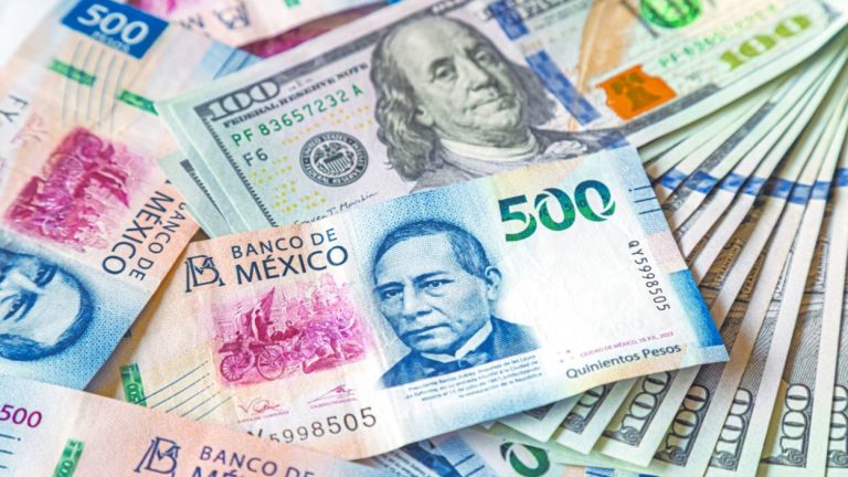 Peso mexicano cae frente al dólar