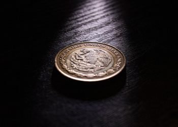 Peso pierde terreno frente al dólar