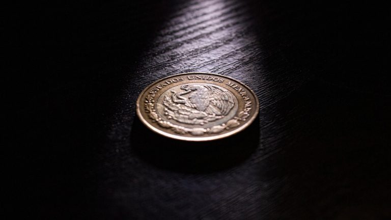 Peso pierde terreno frente al dólar
