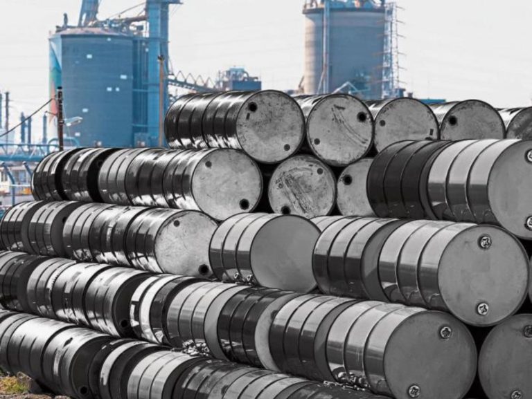 Petróleo cae por tensiones comerciales