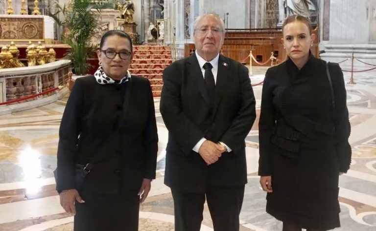 Rosa Icela en el Vaticano