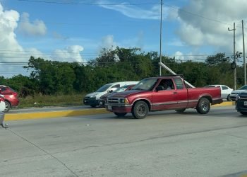 Colectivos bloquean la Av. Tulum de Cancún; denuncian presunta corrupción de jueces familiares