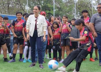 Inauguran cancha de pasto sintético en la Sm 247