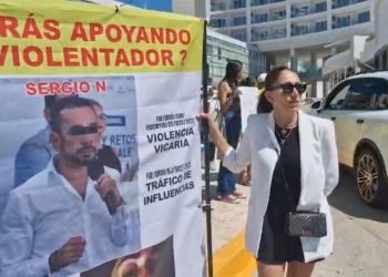 Protestan ciudadanos en reunión de empresarios con candidatos a jueces y magistrados en Cancún