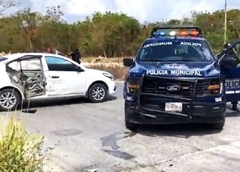 Persecución termina en la detención de 2 personas y una patrulla chocada