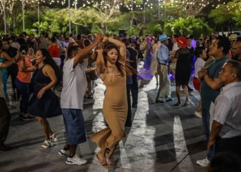 Festejan el aniversario de Cancún con un baile tradicional