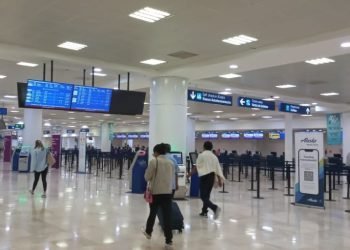 Dos vuelos demorados a Cancún por bloqueo de maestros en CDMX